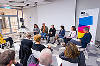 TeilnehmerInnen der Diskussionsrunde: Susanne Reppé, Christian Holzhacker, Barbara Willecke, Christiane Spiel und Claudia Prinz-Brandenburg